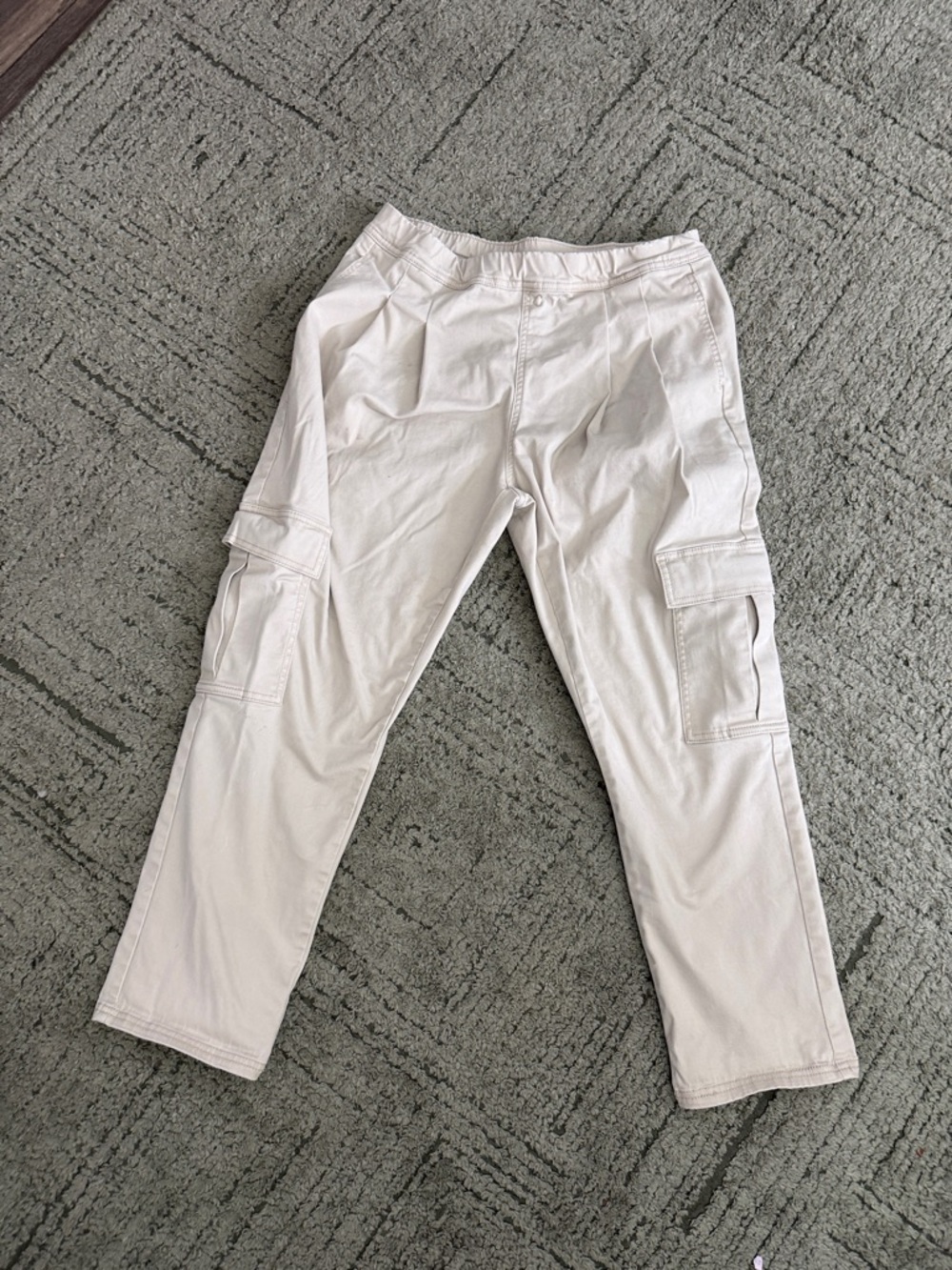 HUE Women's Cargo Pants in Light Cream
